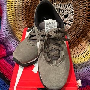 Nike Pre-love O.X color is like olive green